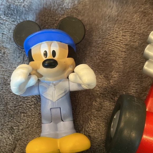 Fischer Price Disney Jr Mickey and the Roadster Racers transforming playset - Picture 6 of 15